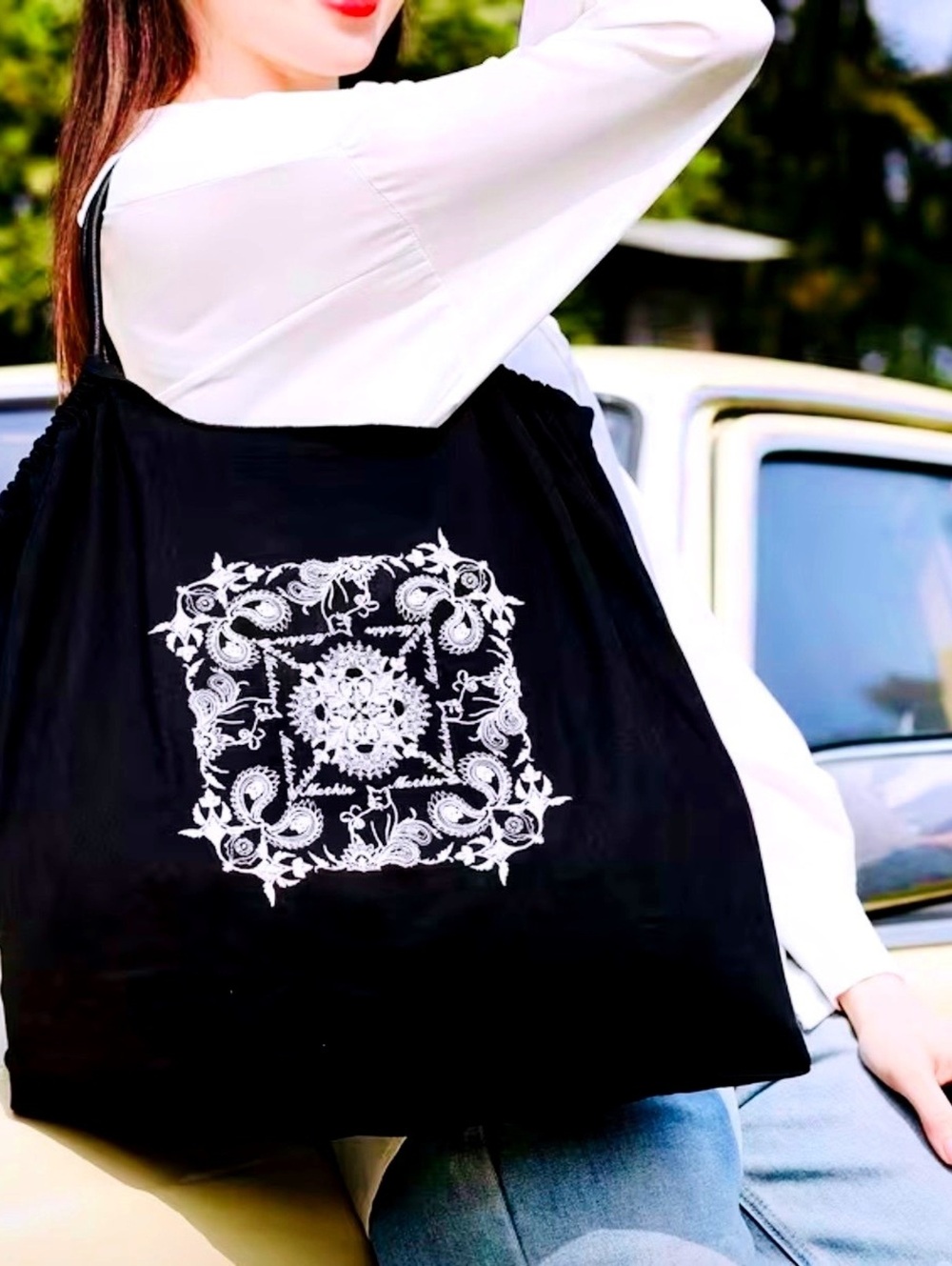 New -Super Cute & Stylish -Black Shoulder Tote with Fabulous Graphic Design